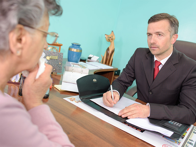 Einfühlsames Gespräch zwischen Bestatter in Hagen und trauernder Frau – professionelle Betreuung im Abschied.