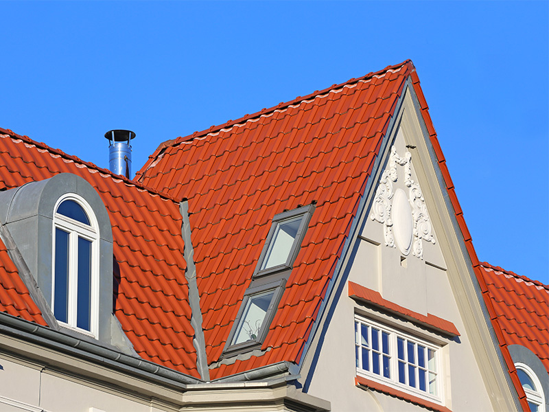 Spitzgiebel mit Dachfenstern, bereit für fachgerechtes Dach neu decken und hochwertige Modernisierung.