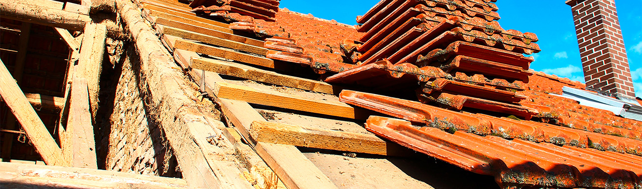 Alter Dachstuhl teilweise abgedeckt, bereit für fachgerechte Dachsanierung in Herdecke durch erfahrene Handwerker
