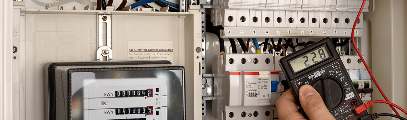 Elektriker in Hagen prüft Sicherungskasten mit Messgerät für sichere Stromversorgung in Haus oder Büro professionell und zuverlässig
