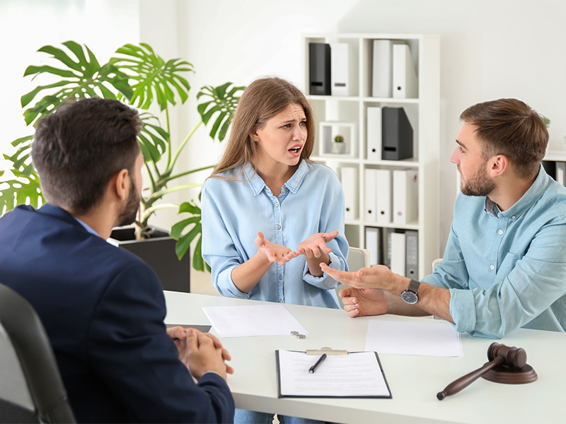 Junges Paar beim Scheidungsanwalt im Büro – Symbolbild für rechtliche Beratung und Scheidung in Hagen.