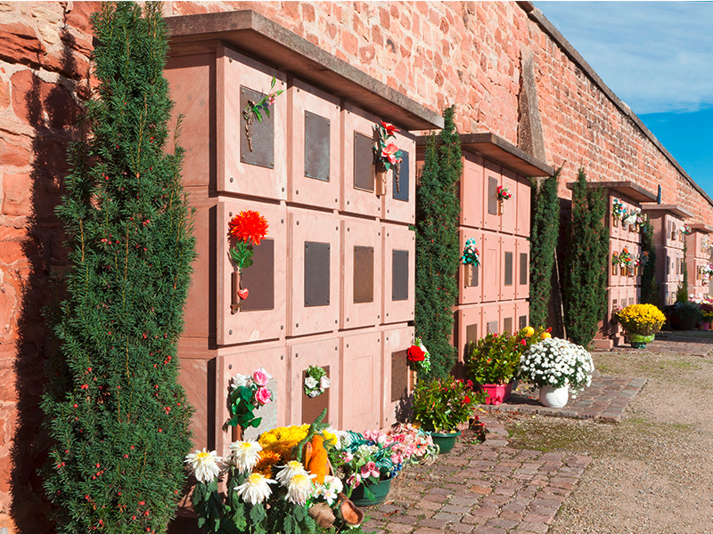 Außenansicht eines Kolumbariums am Friedhof in Hagen mit Urnenreihen und gepflegter Umgebung für würdige Bestattungen