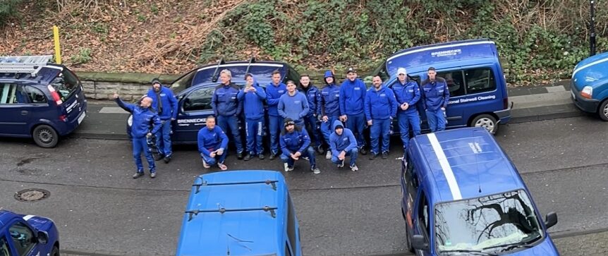 Team von Brennecke Cleaning in Hagen steht gemeinsam für professionelle Gebäudereinigung, Zuverlässigkeit und freundlichen Service.