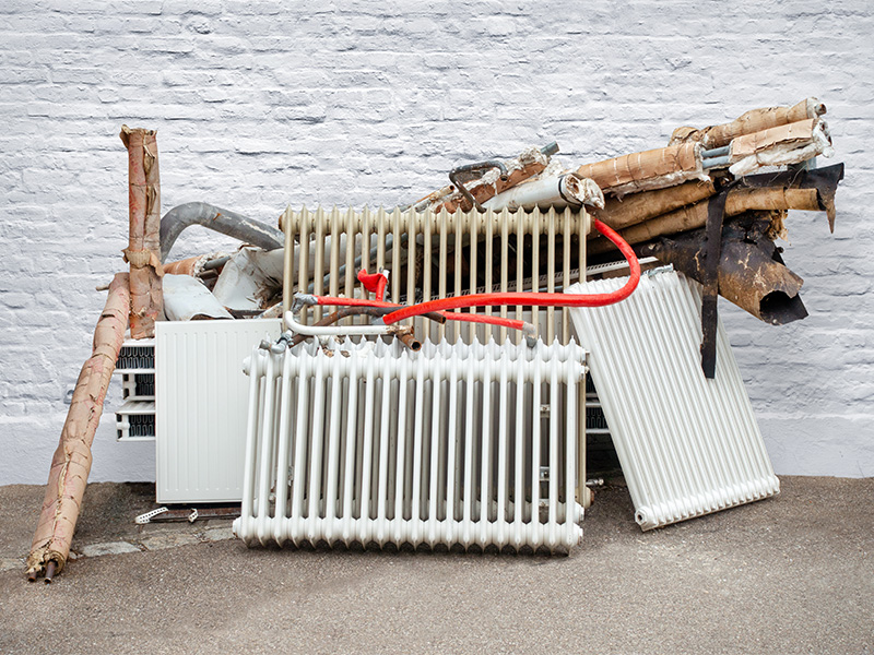 Veraltete Heizungsanlage mit sichtbaren Rohren in Kellerraum – Symbol für Heizung modernisieren in Gevelsberg.