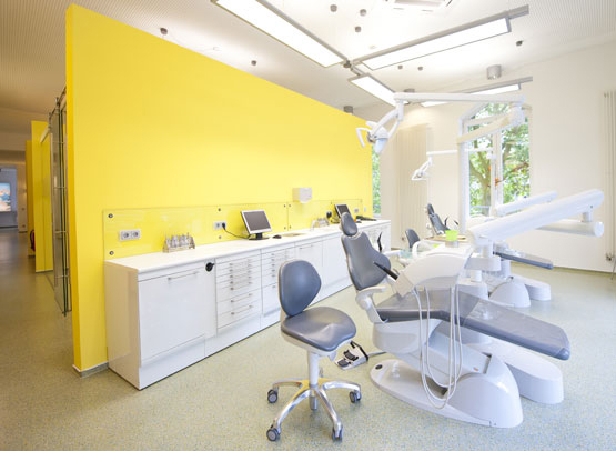 Helle, moderne Praxisräume der KFO Praxis in Herdecke mit freundlicher Atmosphäre und stilvollem Ambiente für Patienten