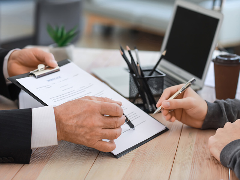 Mann beim Unterzeichnen notarieller Dokumente im Notarbüro, rechtlich beglaubigt vom Notar in Gevelsberg für sichere Vertragsabschlüsse. 