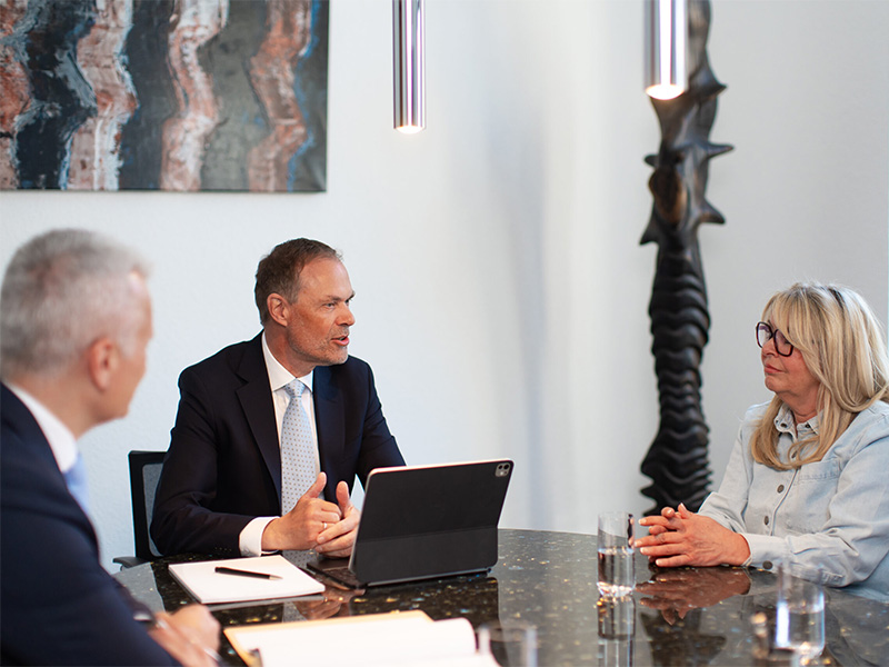 Notar und Mandantin im Beratungsgespräch bei Pinkvoss • Dahlmann & Partner in Gevelsberg – rechtliche Klärung und notarielle Betreuung. 