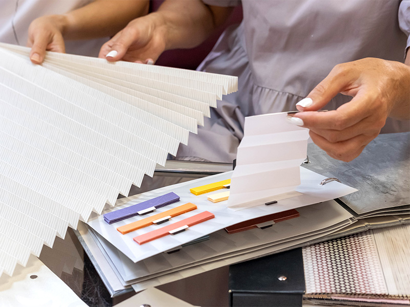 Auswahl verschiedener Plissees in Ausstellung – ideal für Interessenten, die Plissee kaufen in Hagen planen.