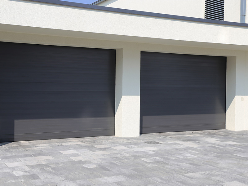 Zwei moderne Garagentore in Hagen, Sektionaltore mit stilvollem Design, sicher und praktisch für Einfamilienhäuser und Wohngebäude.