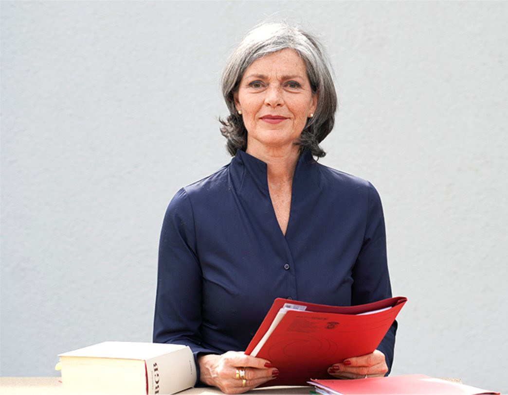 Portrait von Rechtsanwältin und Mediatorin Antje Hoppe aus Gevelsberg, spezialisiert auf Verkehrsrecht, Familienrecht und Mediation.