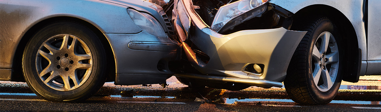 Beschädigte Fahrzeuge nach einem Verkehrsunfall auf der Straße, passend zu Themen rund um Verkehrsrecht in Gevelsberg.
