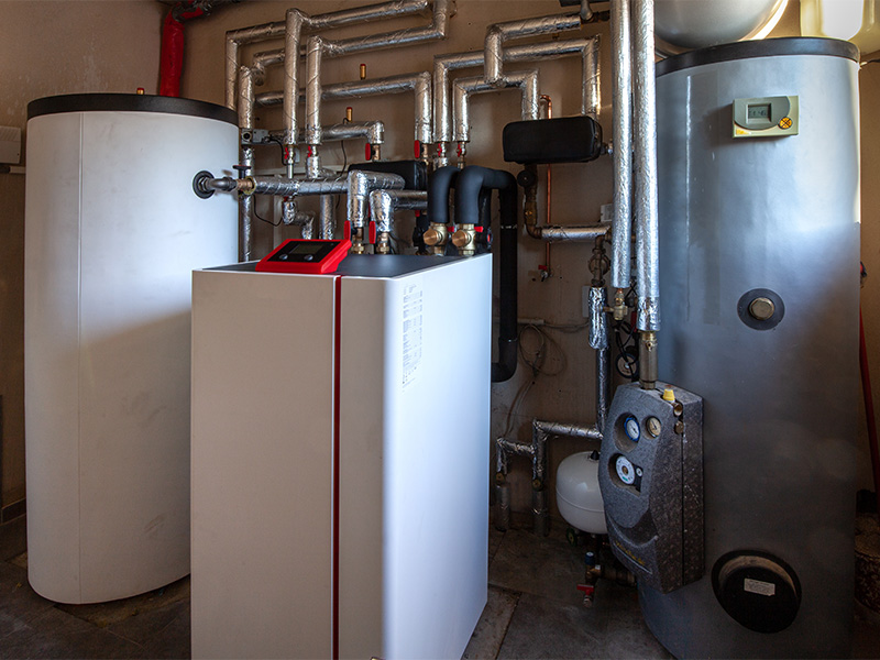 Moderne Wärmepumpe mit Pufferspeicher und Warmwasserbehälter im Technikraum eines Hauses in Herdecke zur effizienten Heizungsmodernisierung