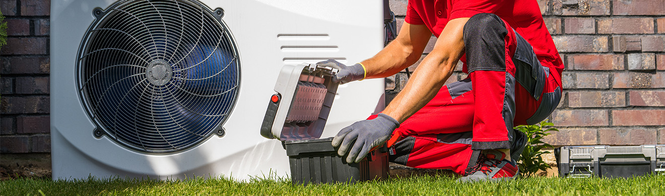 Techniker installiert moderne Wärmepumpe an Hauswand in Herdecke und überprüft Anschlüsse sowie Funktion der energieeffizienten Heiztechnik