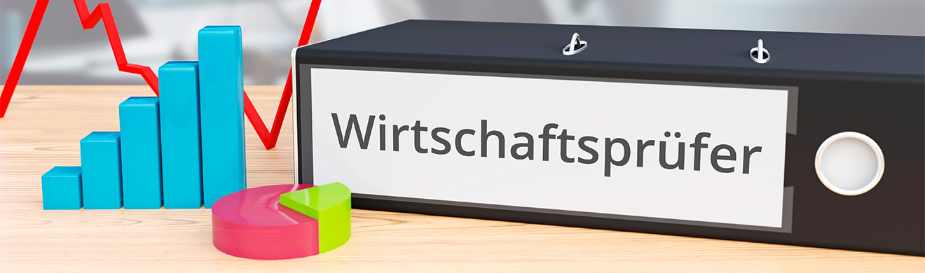 Ein Ordner mit wichtigen Unterlagen liegt auf einem Schreibtisch, im Hintergrund stehen weitere Arbeitsplätze in einem Büro.